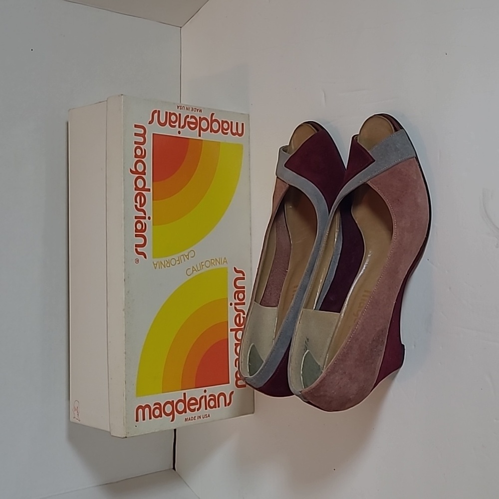Vintage Magdesian women's Suede wedges size 8N in box.
